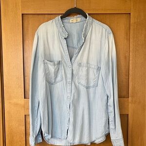 Anthropologie Cloth & Stone Size Medium 100% Tencel Light Wash button down shirt
